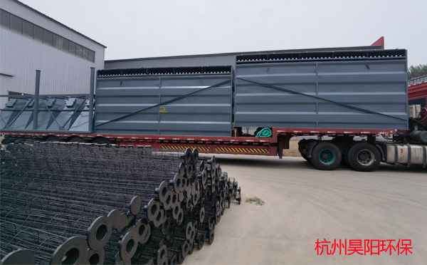 加工好的布袋除塵器裝車(chē)待發(fā)